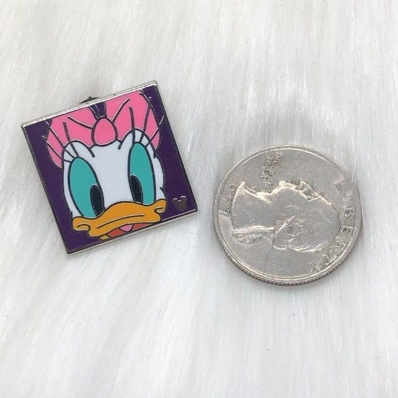 🔮 5/$25 Disney Purple Daisy Duck Pin - Picture 2 of 3